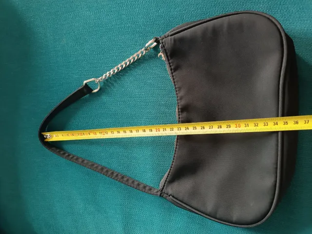 Bolsito negro de hombro con cadena