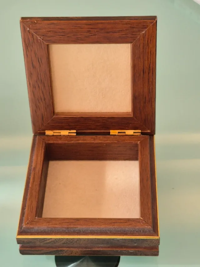 Scatolina portagioie legno rilievo cm 8x8