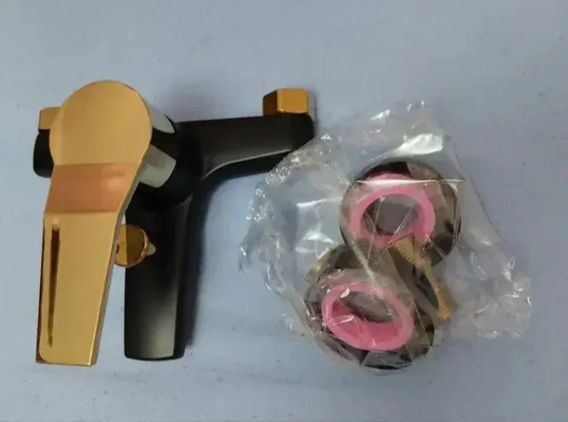 Grifo Ducha o bañera. Negro y Dorado. Nuevo