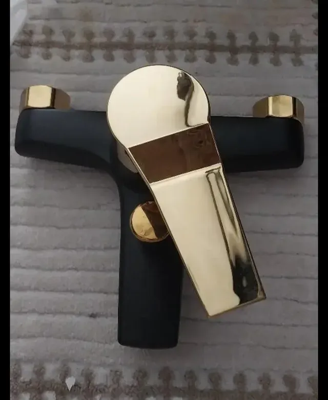 Grifo Ducha o bañera. Negro y Dorado. Nuevo