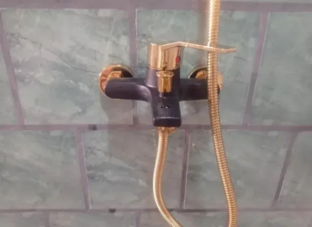 Grifo Ducha o bañera. Negro y Dorado. Nuevo