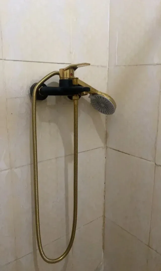 Grifo Ducha o bañera. Negro y Dorado. Nuevo
