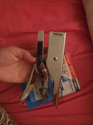 Grapadora Metálica y Grapas 24/6