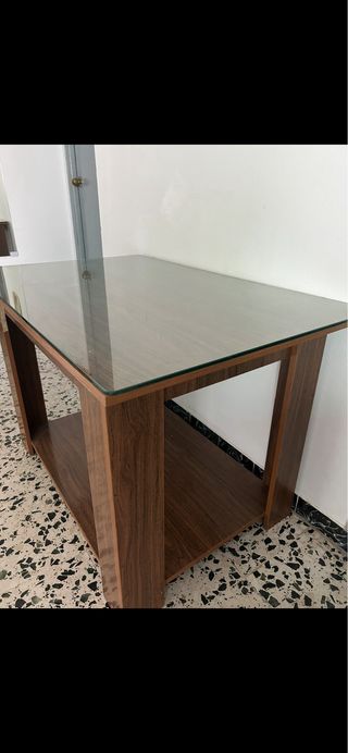 Mesa camilla con cristal y ropa