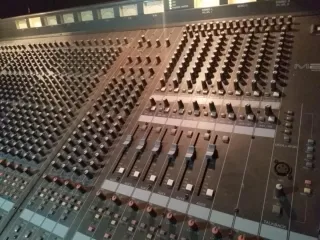 Mesa de mezclas Yamaha M2500