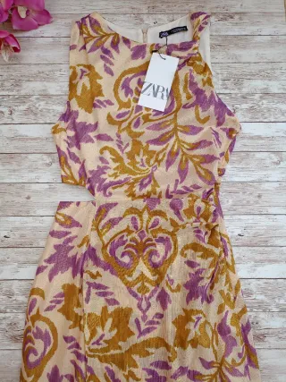 Vestido midi estampado hilo metalizado, ZARA.
