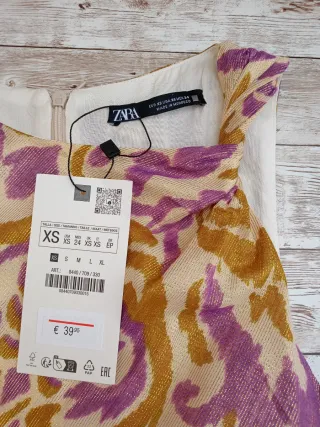 Vestido midi estampado hilo metalizado, ZARA.