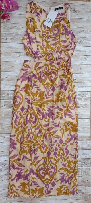 Vestido midi estampado hilo metalizado, ZARA.