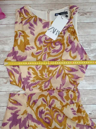 Vestido midi estampado hilo metalizado, ZARA.