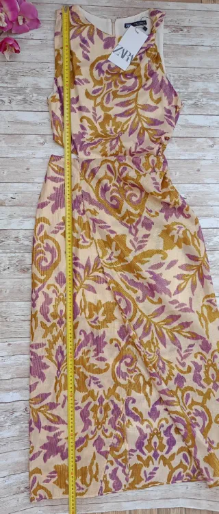 Vestido midi estampado hilo metalizado, ZARA.