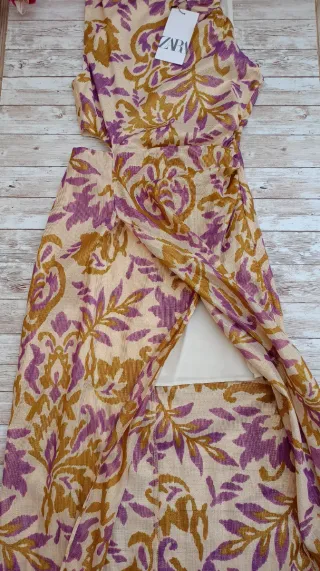 Vestido midi estampado hilo metalizado, ZARA.