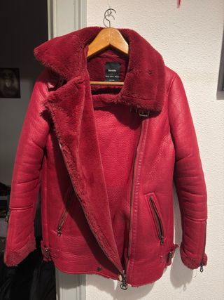Chaqueta Bershka pelo sintético roja Talla M