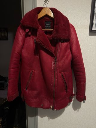 Chaqueta Bershka pelo sintético roja Talla M