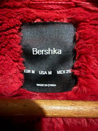 Chaqueta Bershka pelo sintético roja Talla M