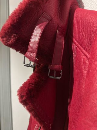 Chaqueta Bershka pelo sintético roja Talla M