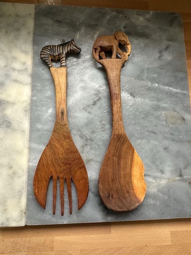 Cucharones de madera con animales tallados