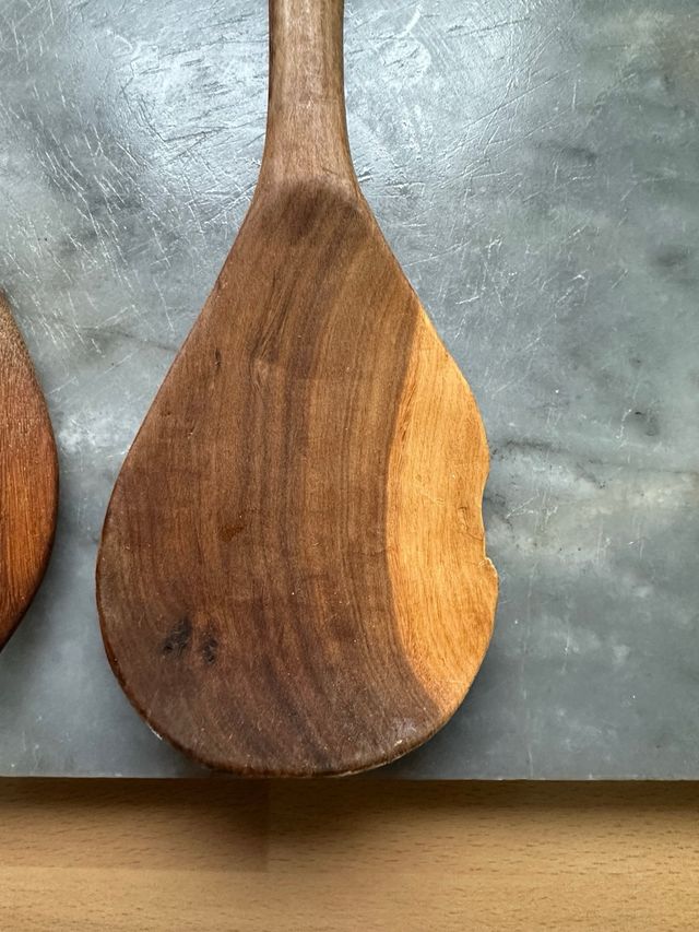 Cucharones de madera con animales tallados