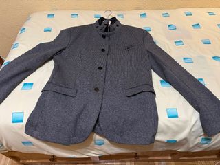 Chaqueta americana gris estilo chaleco