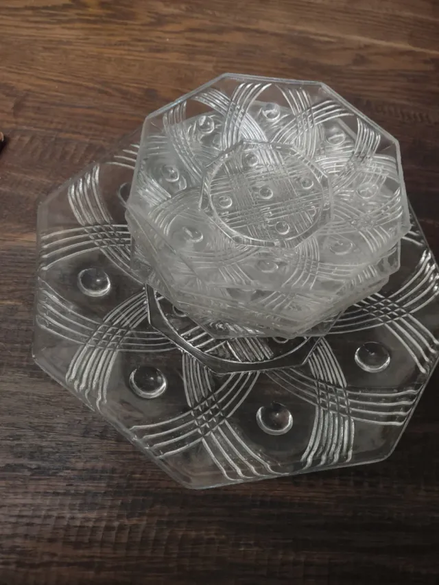 Platillos con fuente,vintage,de vidrio tallado.