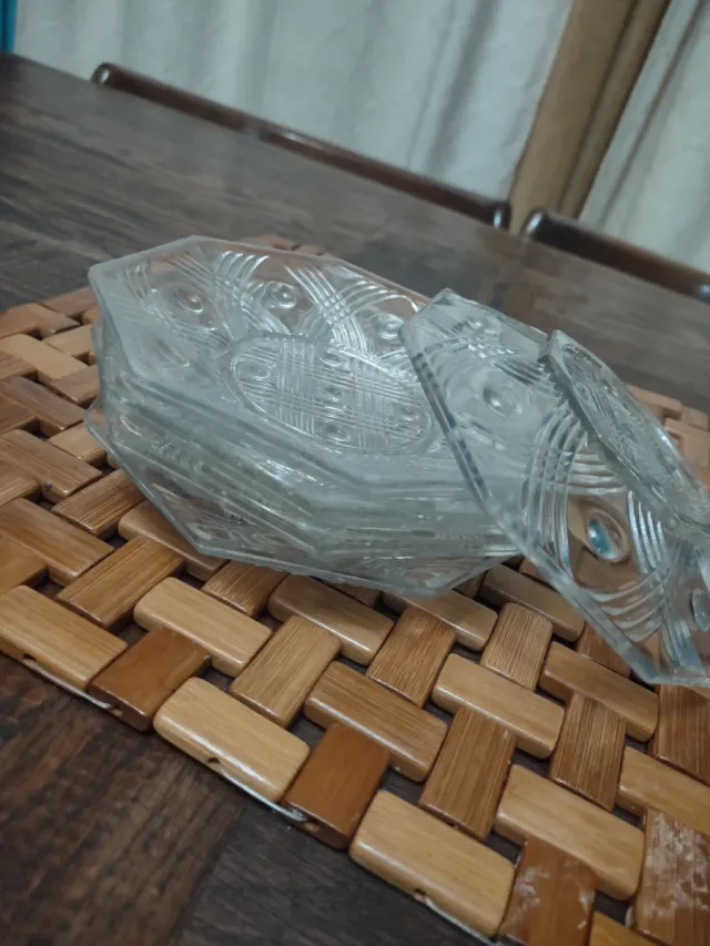 Platillos con fuente,vintage,de vidrio tallado.