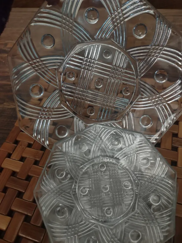 Platillos con fuente,vintage,de vidrio tallado.