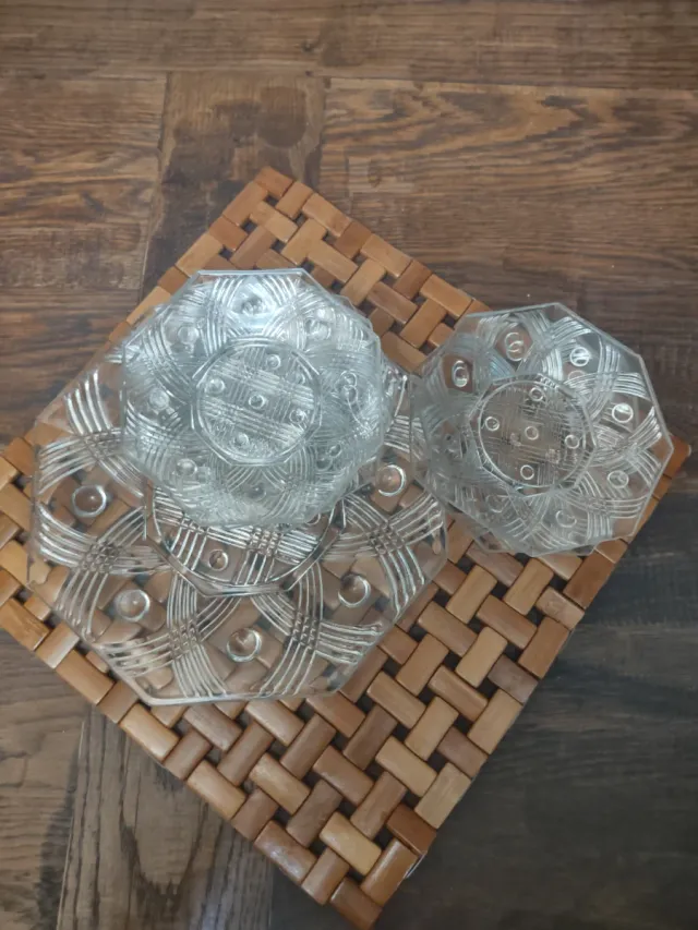 Platillos con fuente,vintage,de vidrio tallado.