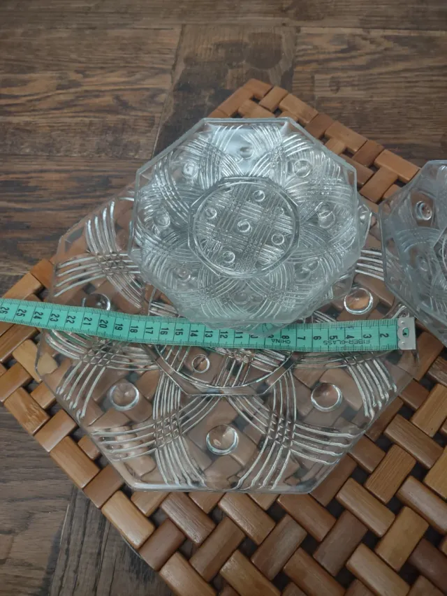 Platillos con fuente,vintage,de vidrio tallado.