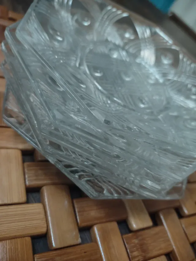 Platillos con fuente,vintage,de vidrio tallado.