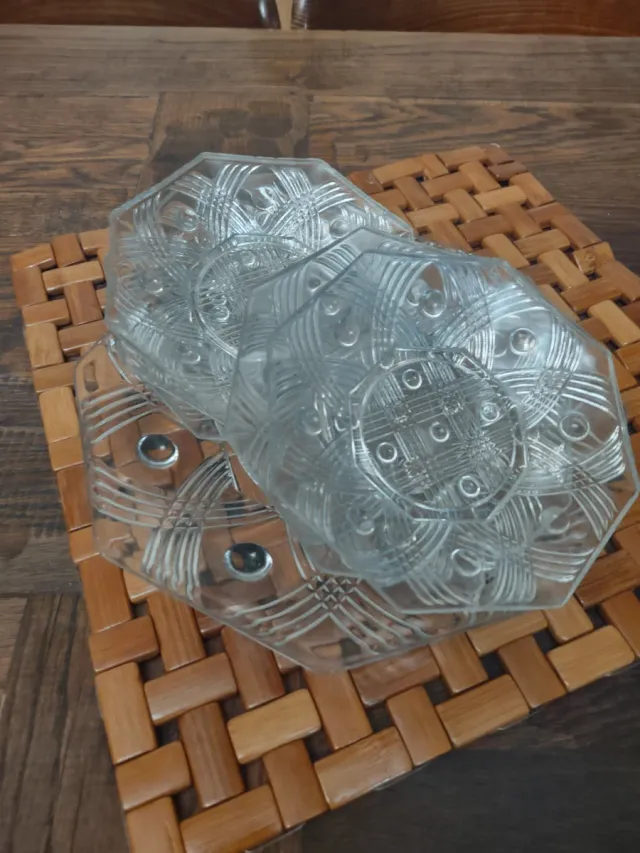 Platillos con fuente,vintage,de vidrio tallado.