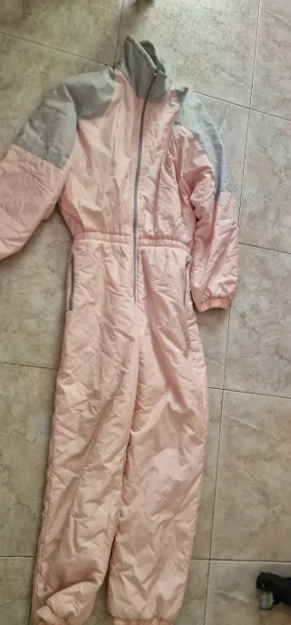 Mono de esquí rosa y gris