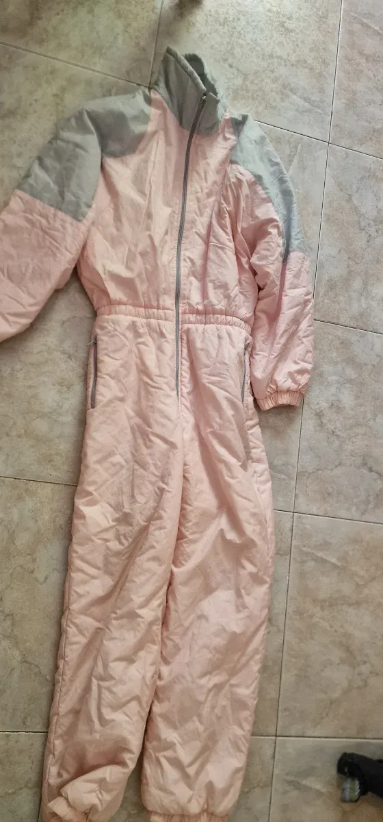 Mono de esquí rosa y gris