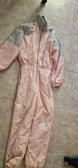 Mono de esquí rosa y gris
