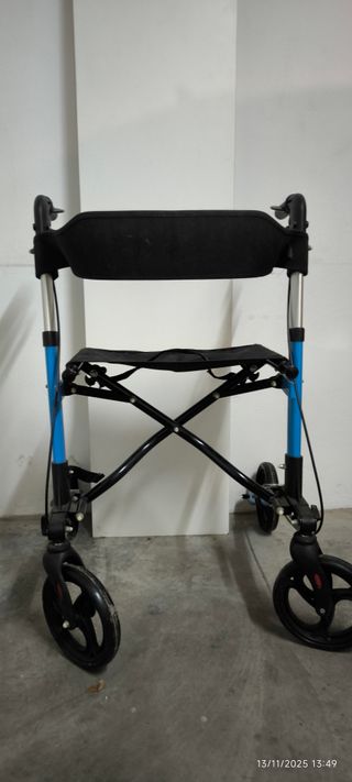 Andador Taka Taka plegable con asiento y frenos