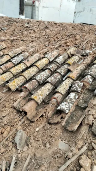 Tejas antiguas de barro para tejado