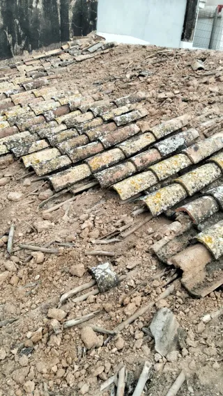 Tejas antiguas de barro para tejado