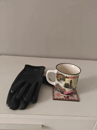 Guantes de cuero y taza de recuerdo