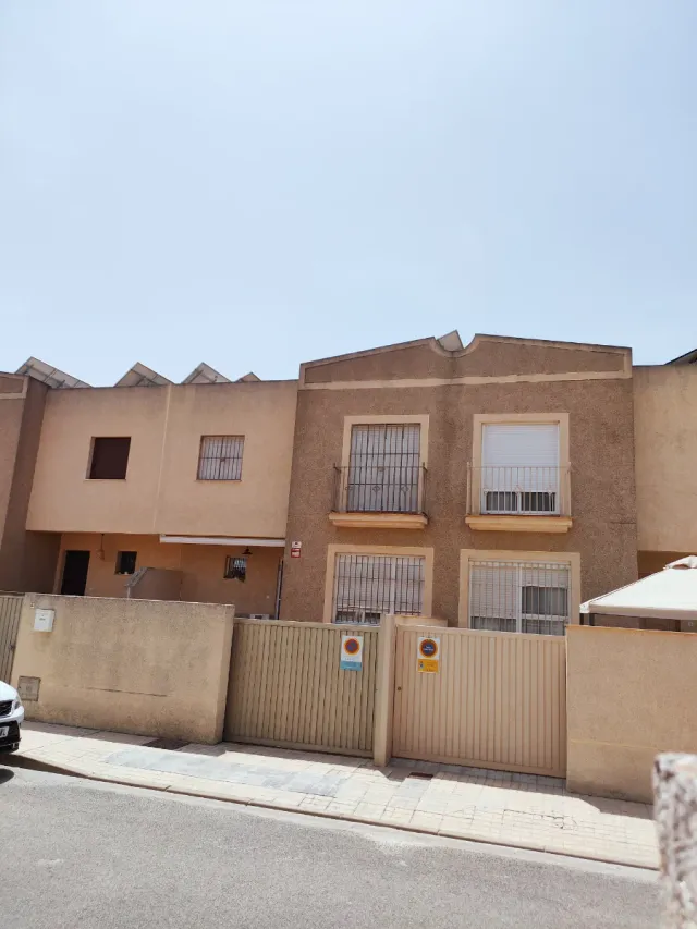Casa adosada con sótano en venta Lebrija