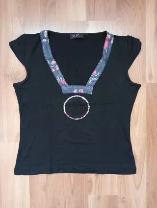 Camiseta negra con detalles florales