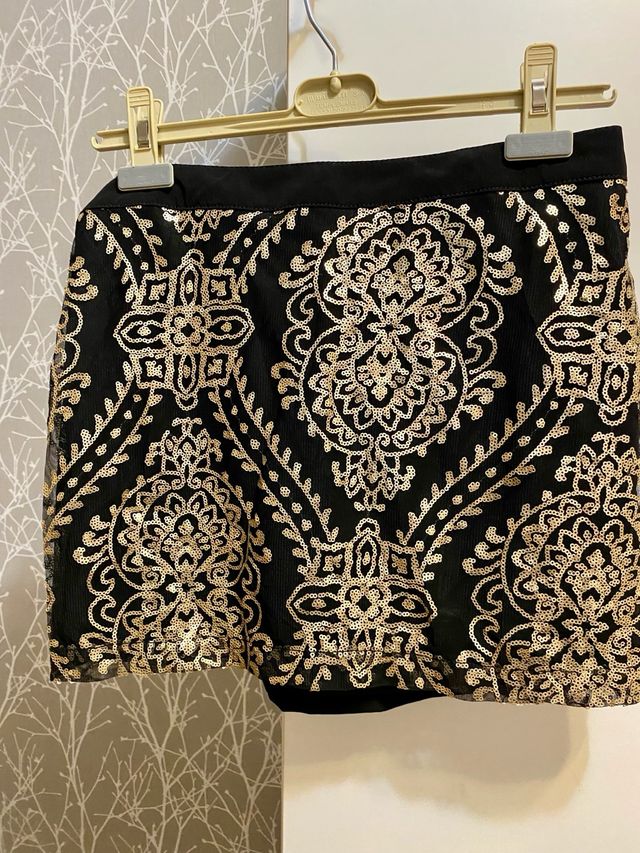 Falda mini negra con lentejuelas doradas