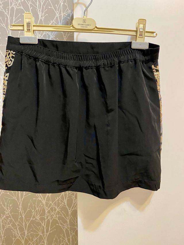 Falda mini negra con lentejuelas doradas
