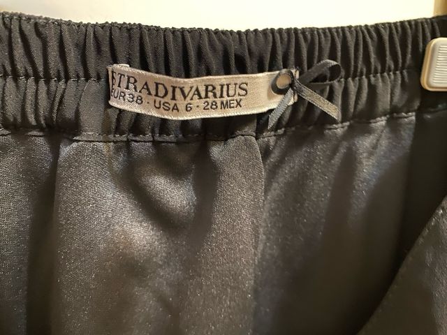 Falda mini negra con lentejuelas doradas