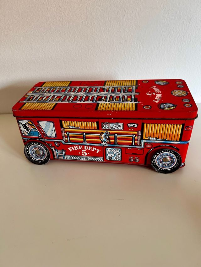 Camión de bomberos de metal decorativo