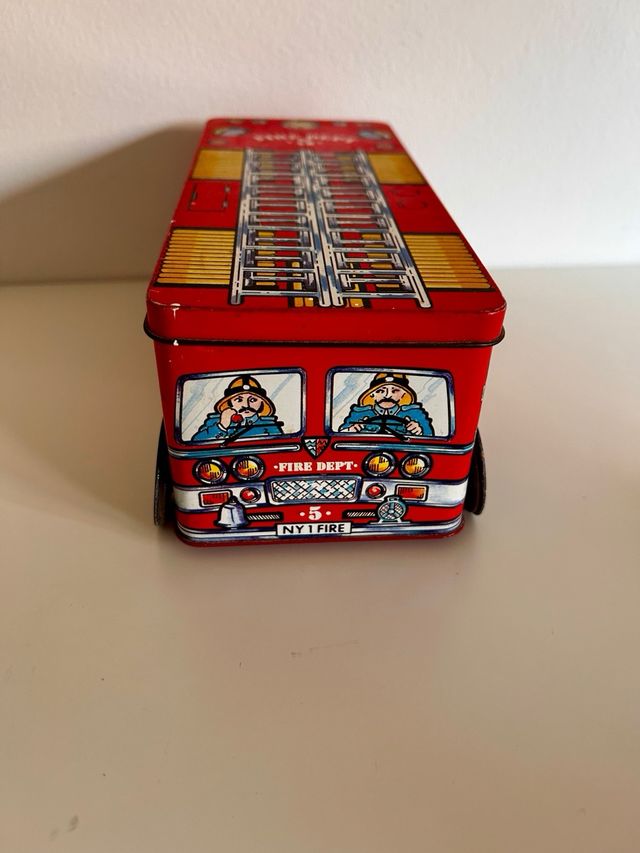 Camión de bomberos de metal decorativo