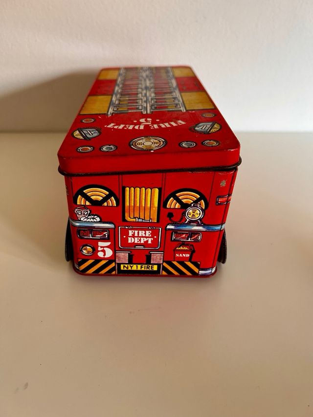 Camión de bomberos de metal decorativo