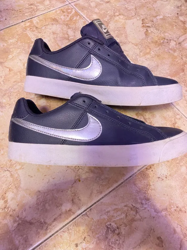 Zapatillas Nike Negras y Plateadas