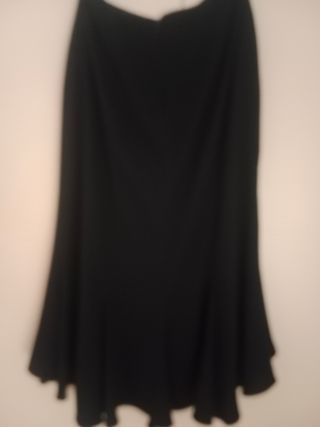 Falda negra asimétrica