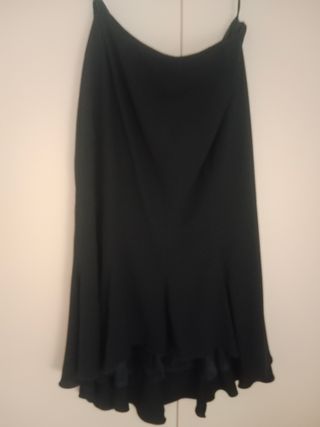 Falda negra asimétrica