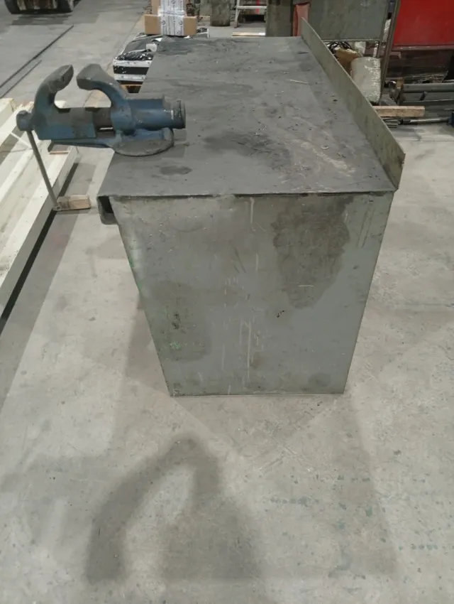 Mesa de trabajo metálica robusta