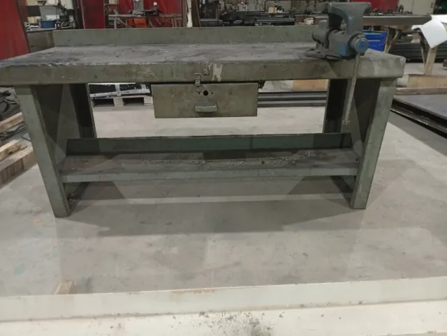 Mesa de trabajo metálica robusta