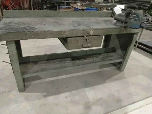 Mesa de trabajo metálica robusta